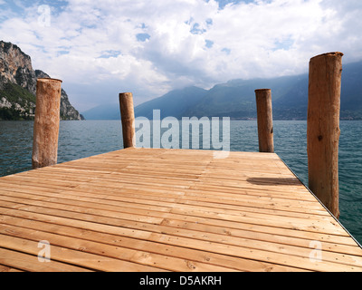 Tremosine, Italien, mit Blick auf den Ortsteil Campione auf den See und das Gebirgsmassiv des Monte Baldo Stockfoto