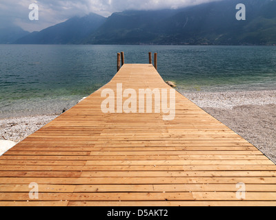 Tremosine, Italien, mit Blick auf den Ortsteil Campione auf den See und das Gebirgsmassiv des Monte Baldo Stockfoto