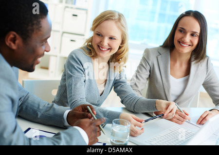 Fröhlich Business-Team für ein Briefing zu sammeln Stockfoto