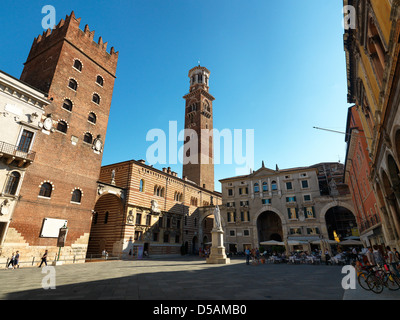 Verona, Italien, der Piazza dei Signori mit der Torre dei Lamberti Stockfoto