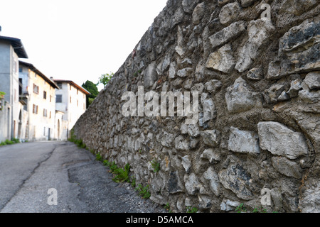 Tremosine, Italien, Natursteinmauer im historischen Zentrum von Tremosine Stockfoto