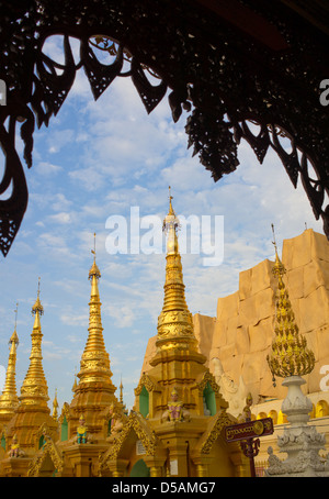 Geschnitzte Torbogen mit goldenen Stuppas an der Shwedagon-Pagode in Yangon. Stockfoto