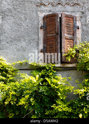 Fassade mit Fenster und Fensterläden in der historischen Mitte von Sompriezzo Tremosine, Italien, Stockfoto