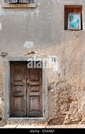 Fassade mit Symbol in der historischen Mitte von Pregasio Tremosine, Italien, Stockfoto