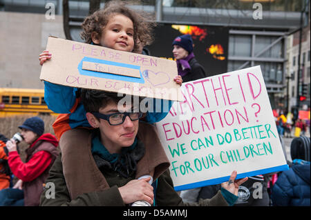 Chicago, USA. 27. März 2013. Schüler, Eltern und Lehrer-Rallye in der Innenstadt von Chicago in der Opposition der Schließung der 53 Chicago Public Schools. Bildnachweis: Max Herman / Alamy Live News Stockfoto