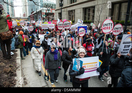 Chicago, USA. 27. März 2013. Schüler, Eltern und Lehrer März in der Innenstadt von Chicago in der Opposition der Schließung der 53 Chicago Public Schools. Bildnachweis: Max Herman / Alamy Live News Stockfoto