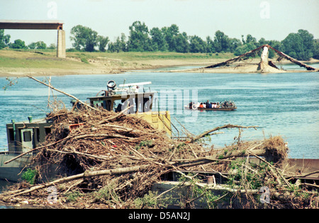 Zerstörte Brücke über den Fluss Sana, Sanski Most, Bosnien-Herzegowina Stockfoto