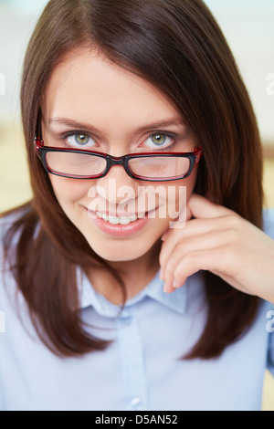 Vertikale Porträt eine Geschäftsfrau mit einem peering look Stockfoto
