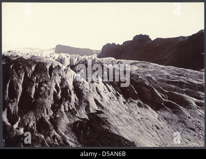 Der Gletscher, der von Eyjafjallaj?kull in Island absteigt, ist ein atemberaubendes Naturmerkmal, das für seine schneebedeckten Gipfel und dramatische Eislandschaften bekannt ist. Dieses Bild fängt die Majestät des Gletschers ein, während er in Richtung Tal absteigt. Stockfoto