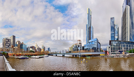 Ein Blick entlang des Yarra River zu Southbank und das zentrale Geschäftsviertel von Melbourne, Australien. Stockfoto