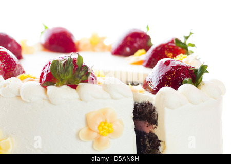 Schoko Erdbeere Zitrone Torte mit 6 Schichten von Schokolade Kuchen, Quark mit Zitrone und Erdbeer Mousse gefüllt, in White Chocolate Cream Cheese frosting abgedeckt. Stockfoto