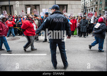 Chicago, USA. 27. März 2013. Schüler, Eltern und Lehrer März in der Innenstadt von Chicago in der Opposition der Schließung der 53 Chicago Public Schools. Bildnachweis: Max Herman / Alamy Live News Stockfoto