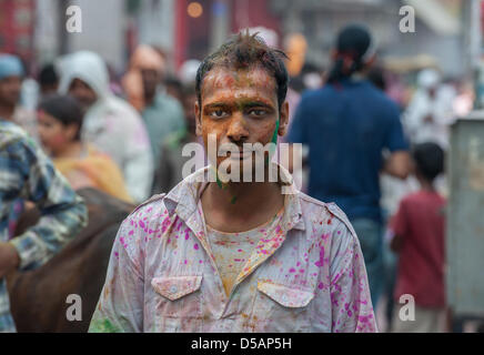 Uttar Pradesh, Indien. 27. März 2013. 26. März 2013 ein indischer Mann zu Fuß durch die Massen während Holi-Fest in Vrindavan, Uttar Pradesh, Indien Credit: Matthew Seite / Alamy Live News Stockfoto