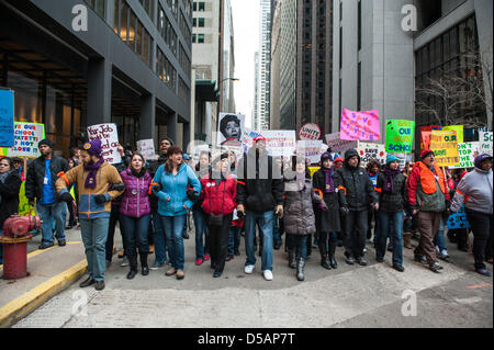 Chicago, USA. 27. März 2013. Schüler, Eltern und Lehrer März in der Innenstadt von Chicago in der Opposition der Schließung der 53 Chicago Public Schools. Bildnachweis: Max Herman / Alamy Live News Stockfoto