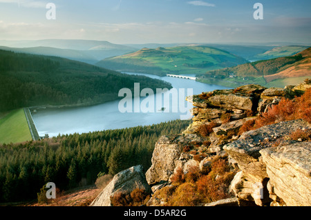 Ladybower Vorratsbehälter von Bamford Edge, The Peak District National Park gesehen. Stockfoto