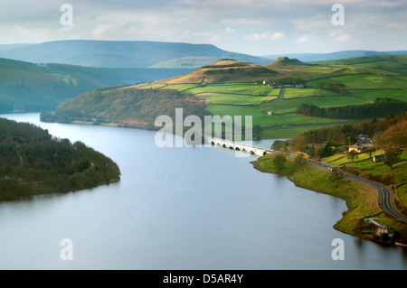 Erhöhten Blick auf Ladybower Vorratsbehälter in weiche Winter-Licht, der Peak District National Park. Stockfoto