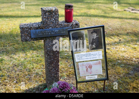 Geschichte eines alten Mannes zu finden wieder seinem Bruder nach 60 Jahren auf dem deutschen Soldatenfriedhof in Kattenbos Lommel in Belgien Stockfoto