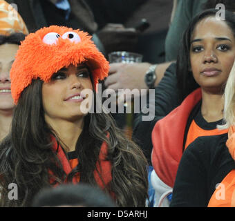 Yolanthe Cabau van Kasbergen (L), Freundin von Holländer Wesley Sneijder auf dem Stand vor der 2010 FIFA World Cup final match zwischen den Niederlanden und Spanien im Soccer City Stadium in Johannesburg, Südafrika 11. Juli 2010. Foto: Marcus Brandt Dpa - entnehmen Sie bitte http://dpaq.de/FIFA-WM2010-TC Stockfoto