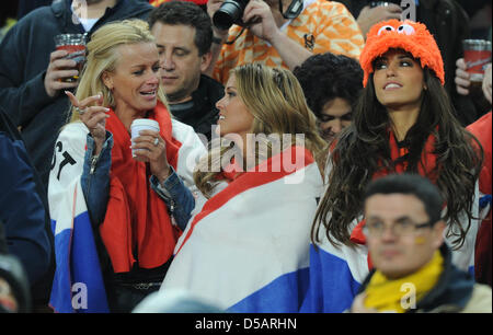 Yolanthe Cabau van Kasbergen (R), Freundin von Holländer Wesley Sneijder, Charlotte Zenden (C), Freundin der Holländer John Heitinga und der Partner von Sander Boschker auf dem Messestand während der 2010 FIFA World Cup final match zwischen den Niederlanden und Spanien im Soccer City Stadium in Johannesburg, Südafrika 11. Juli 2010. Foto: Marcus Brandt Stockfoto