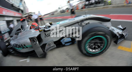 Deutsche Formel1 Rennfahrer Michael Schumacher Mercedes GP-Team fährt aus seiner Grube während der dritten Trainingseinheit in Silverstone, England, 10. Juli 2010. Am Wochenende beginnt der British grand Prix mit dem zehnten Rennen der Formel1-Saison 2010. Foto: Carmen Jaspersen Stockfoto