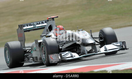 Deutsche Formel1 Rennfahrer Michael Schumacher Mercedes GP-Team fährt auf der Rennstrecke im Qualifying in Silverstone, England, 10. Juli 2010. Am Wochenende beginnt der British grand Prix mit dem zehnten Rennen der Formel1-Saison 2010. Foto: Carmen Jaspersen Stockfoto