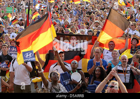 Gewalteskalierende Jubeln bin Samstag (10.07.2010) Beim "Public Viewing" Auf Dem Fan Fest bin Heiligengeistfeld in Hamburg. Die Deutsche Nationalelf Spielt Bei der Fußball Weltmeisterschaft in Südafrika Gegen Uruguay äh Höhle Dritten Platz. Foto: Bodo Marks Dpa/lno Stockfoto