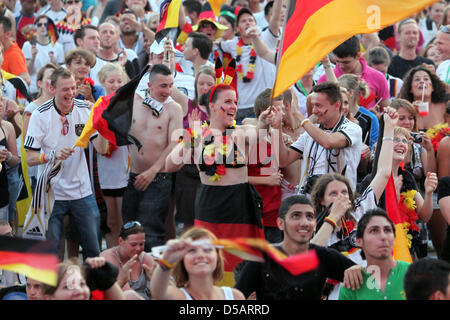 Gewalteskalierende Jubeln bin Samstag (10.07.2010) Beim "Public Viewing" Auf Dem Fan Fest bin Heiligengeistfeld in Hamburg Nach Dem 2:2 Für Deutschland. Die Deutsche Nationalelf Spielt Bei der Fußball Weltmeisterschaft in Südafrika Gegen Uruguay äh Höhle Dritten Platz. Foto: Bodo Marks Dpa/lno Stockfoto