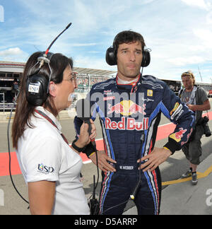 Der Australische Formel-1-Prominente Mark Webber von Red Bull Spricht bin Samstag (10.07.2010) wŠhrend des Dritten Training Auf der überholungsfreien in Silverstone in England Mit Einer Reporterin. Bin Fintel begann Mit Dem Gro§en Preis von Gro§britannien Das Zehnte Rennen der Formel-1-Saison 2010.  Foto: Carmen Jaspersen dpa Stockfoto