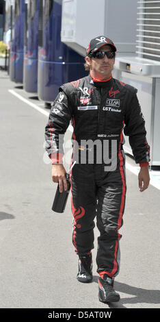 Der deutsche Rennfahrer Timo Glock aus dem "Virgin Racing" Team steht auf der Strecke nach dem Zeittraining in Silverstone, England, 10. Juli 2010. Glock beendete auf Position 20. Den britischen Grand Prix ist das zehnte Formel1 Rennen der Saison 2010. Foto: Carmen Jaspersen Stockfoto