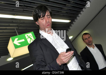 Deutsche Bundestrainer Joachim Löw (M) und seinem Co-Trainer Hansi Flick (R) stehen in einem Korridor nach der Ankunft der deutschen Nationalmannschaft auf dem Flughafen in Frankfurt/Main, Deutschland, 12. Juli 2010. Die deutsche Mannschaft gewann dritten Platz in einem 3:2-Spiel gegen Uruguay am 10. Juli. Foto: Fredrik von Erichsen Stockfoto