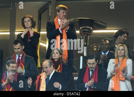 Spaniens Königin Sofia (oben L), Kronprinz Felipe (2 L), Princess Letizia (C) und niederländischen Kronprinzen Willem-Alexander (oben C) und Princess Maxima (R) auf den Stand während der 2010 FIFA World Cup final match zwischen den Niederlanden und Spanien im Soccer City Stadium in Johannesburg, Südafrika 11. Juli 2010. Foto: Marcus Brandt Dpa - entnehmen Sie bitte http://dpaq.de/FIFA-WM2010 Stockfoto