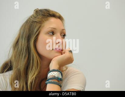 US-Schauspieler und Sänger David Hasselhoff Tochter Taylor Ann darstellen, während einer Pressekonferenz in Stuttgart, Deutschland, 13. Juli 2010. Hasselhoff fördert seine Autobiographie "Breaking Waves". Foto: Marijan Murat Stockfoto