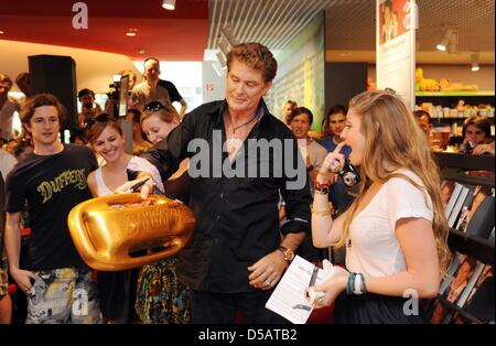 US-Schauspieler und Sänger David Hasselhoff und seine Tochter Taylor Ann darstellen während einer Pressekonferenz in Stuttgart, Deutschland, 13. Juli 2010. Hasselhoff fördert seine Autobiographie "Breaking Waves". Foto: Marijan Murat Stockfoto