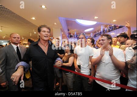 US-Schauspieler und Sänger David Hasselhoff und seine Tochter Taylor Ann darstellen während einer Pressekonferenz in Stuttgart, Deutschland, 13. Juli 2010. Hasselhoff fördert seine Autobiographie "Breaking Waves". Foto: Marijan Murat Stockfoto