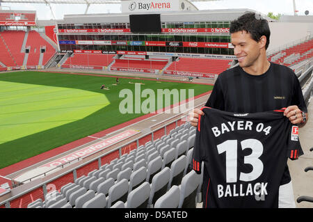 Der alte und neue Team-Spieler von Bayer Leverkusen, Michael Ballack (2. (L) hält sein Trikot mit der Nummer 13 auf einer Pressekonferenz anlässlich seiner Rückkehr in Leverkusen, Deutschland, 14. Juli 2010.  Ballack wechselt Teams vom FC Chelsea zurück zu Bayer Leverkusen. FOTO: ACHIM SCHEIDEMANN Stockfoto