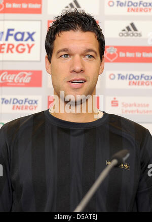 Der alte und neue Team-Spieler von Bayer Leverkusen, sitzt Michael Ballack auf einer Pressekonferenz anlässlich Ballacks zurück in Leverkusen, Deutschland am 14. Juli 2010. Ballack wechselt Teams vom FC Chelsea zurück zu Bayer Leverkusen. FOTO: ACHIM SCHEIDEMANN Stockfoto