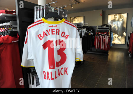 Das Trikot des ehemaligen und neu zurückgegeben, dass Spieler von Bayer Leverkusen, Michael Ballack, hängt in einem Fan-Shop bei der Präsentation der Nationalspieler in Leverkusen, Deutschland, 14. Juli 2010. Ballack wechselt Teams vom FC Chelsea zurück zu Bayer Leverkusen. FOTO: ACHIM SCHEIDEMANN Stockfoto