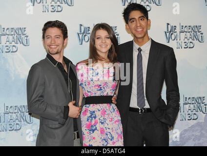 (L-R) Darsteller, die Nicola Peltz, Jackson Rathbone und Dev Pate während ein Foto zu posieren fordern ihren Film "The Last Airbender" in Berlin, Deutschland, 14. Juli 2010. Der Film ist in den deutschen Kinos ab 19. August 2010 auf. Foto: Britta Pedersen Stockfoto