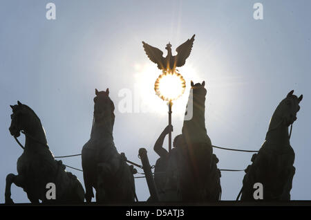 Die Sonne scheint durch das Brandenburger Tor in Berlin, Deutschland, 14. Juli 2010. Foto: Soeren Stache Stockfoto