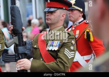 Soldaten der Royal Anglian Regiment ständigen Aufmerksamkeit in Celle, Deutschland, 15. Juli 2010. Die Stadt Celle mit dem TPZ Titel "Freiheit der Stadt", königliches Anglian Regiment ausgezeichnet, es wurde Richard Duke of Gloucester, TPZ Oberst-in-Chief der Soldat der Royal Anglian Regiment und Mitglied der königlichen Familie übergeben. Den Titel trägt das Privileg, mit Trommeln, März Ba Stockfoto
