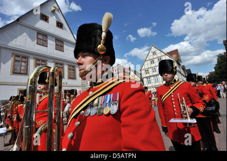 Soldaten der Royal Anglian Regiment ständigen Aufmerksamkeit in Celle, Deutschland, 15. Juli 2010. Die Stadt Celle mit dem TPZ Titel "Freiheit der Stadt", königliches Anglian Regiment ausgezeichnet, es wurde Richard Duke of Gloucester, TPZ Oberst-in-Chief der Soldat der Royal Anglian Regiment und Mitglied der königlichen Familie übergeben. Den Titel trägt das Privileg, mit Trommeln, März Ba Stockfoto