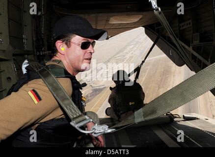 Verteidigung-Minister Karl Theodor Zu Guttenberg in einem Hubschrauber auf dem Weg zu einem Militärlager der Bundeswehr in Kundus, Afghanistan, 16. Juli 2010 sitzt. Guttenberg besucht Bundeswehr-Soldaten der ISAF-Truppen in Afghanistan. Foto: MAURIZIO GAMBARINI Stockfoto