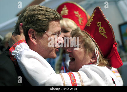 Außenminister Guido Westerwelle (FDP) Kommt bin Samstag (17.07.2010) Zu Einem Informellen Außenministertreffen der OSZE-Staaten in der Ak Bulak Bei Almaty (Kasachstan), Dabei Begrüßt er Frauen in Traditionellen Tracht. Das Land ist Die Letzte Station Westerwelles Dreitägigen Zentralasien-Reise. Sterben Sie Außenminister der Organisation Für Sicherheit Und Zusammenarbeit in Europa (OSZE) berat Stockfoto