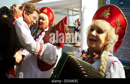 Außenminister Guido Westerwelle (FDP) Kommt bin Samstag (17.07.2010) Zu Einem Informellen Außenministertreffen der OSZE-Staaten in der Ak Bulak Bei Almaty (Kasachstan), Dabei Begrüßt er Frauen in Traditionellen Tracht. Das Land ist Die Letzte Station Westerwelles Dreitägiger Zentralasien-Reise. Sterben Sie Außenminister der Organisation Für Sicherheit Und Zusammenarbeit in Europa (OSZE) berat Stockfoto