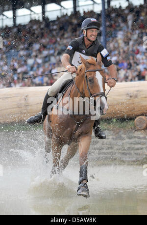 New Zealand Andrew Nicholson mit seinem Pferd "Nereo" nehmen ein Hindernis auf der CHIO 2010 in Aachen, Deutschland, 17. Juli 2010. Foto: Jörg Carstensen Stockfoto