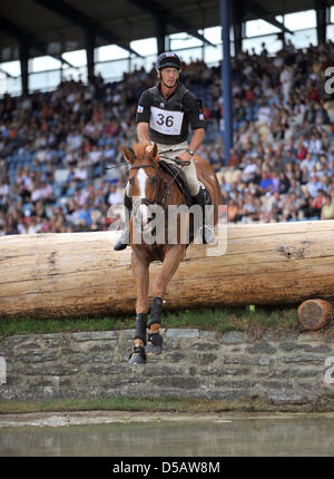 New Zealand Andrew Nicholson mit seinem Pferd "Nereo" nehmen ein Hindernis auf der CHIO 2010 in Aachen, Deutschland, 17. Juli 2010. Foto: Jörg Carstensen Stockfoto