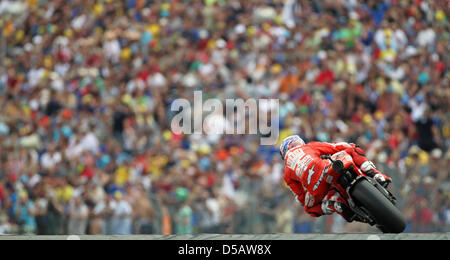 Australiens-MotoGP-Fahrer Casey Stoner Ducati lehnt sich in eine Ecke während Qualifying-Session auf dem Sachsenring Rennstrecke in Hohenstein-Ernstthal, Deutschland, 17. Juli 2010. Yamaha Lorenzo startet von der Pole-Position in der MotoGP Grand Prix von Deutschland, das am 18. Juli stattfindet. Foto: JAN WOITAS Stockfoto