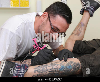 Deutscher Rapper Sido posiert mit einem Tattoo Nadel wie er sein eigenes Tattoo-Studio "Mich und meine Katze" in Berlin, Deutschland, 17. Juli 2010 öffnet. Sido drei Tätowierer und ein Piercer beschäftigt, soll er die Kunst des Tätowierens selbst Oneday lernen. Foto: Britta Pedersen Stockfoto