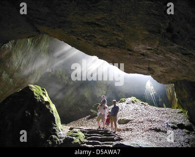 (Dpa-Datei) Ein Unicornu Fossile Handout Datei Bild datiert auf das Jahr 2004 der Besucher auf die Blaue Grotte von Unicron Cave in Scharzfeld, Deutschland. Betreiber der Höhle werben mit dem Slogan "Norddeutschlands kältesten Punkt" wie die 700 Meter lange Höhlen System kühlere Temperaturen von fünf Grad Celsius trägt. Foto: Unicornu Fossile e.V. / HANDOUT / redaktionelle Nutzung nur Stockfoto