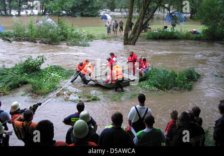 Freiwillige Feuerwehr Handout der Rettung erzwingt salvagin Camper von einer überfluteten Insel im Fluss in der Nähe von Passau, Deutschland, 18. Juli 2010. Extreme Regenfälle und Sturmböen Schäden Millionen Euro der vergangenen Nacht. Foto: DITTLMANN/VOLUNTEER FIRE BRIDGAE / HANDOUT / redaktionelle Nutzung nur Stockfoto